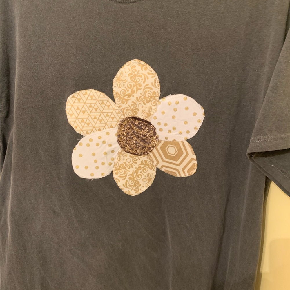 NEW gray tee with appliquéd flower Comfort Colors